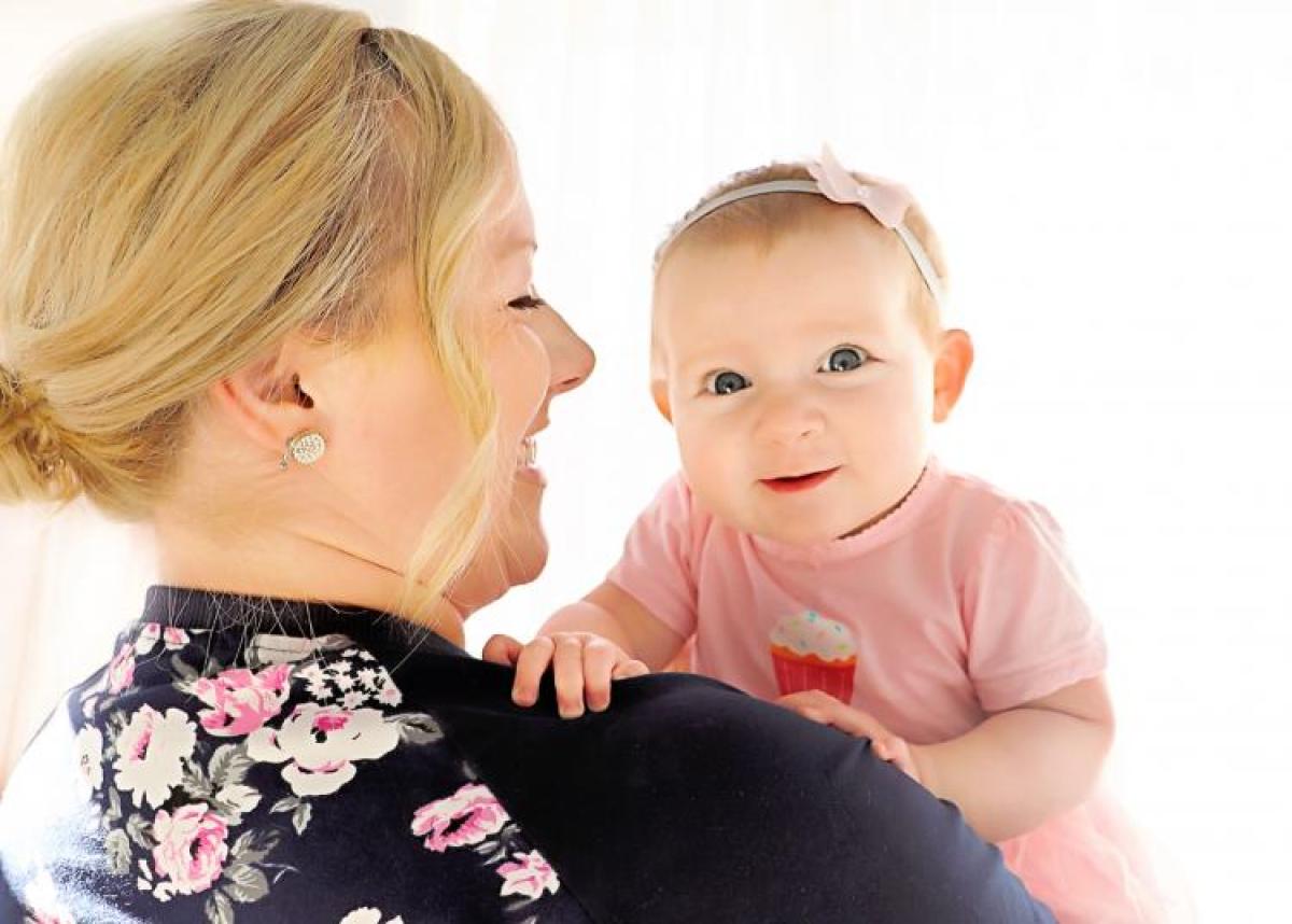 Lindsie Buchholz with daughter Elise. Photo courtesy: AHead Photography